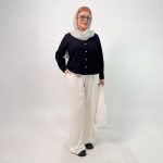 اسم مدل: شومیز جین باران جنس پارچه: لینن سایزبندی: 38 تا 42 رنگ‌بندی: زرد، آبی، مشکی قد کار: حدود 62 سانتی‌متر قد مدل: 170 سانتی‌متر