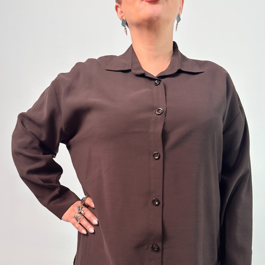 اصلی اسم مدل: شومیز پری جنس پارچه: نخ سایزبندی: ۴۰ تا ۶۰ رنگبندی: مشکی، قهوهای، صورتی قد کار: ۷۶ تا ۷۷ سانت قد مدل: ۱۷۰ سانت دستهبندی: سایز بزرگ