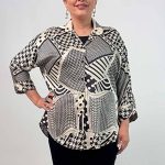 اسم مدل: شومیز طرحدار جنس پارچه: ساتن سایزبندی: ۳۸ تا ۵۴ (فری‌سایز) رنگ‌بندی: طلایی، آبی، صورتی، قهوه‌ای، طوسی تیره، طوسی روشن، سبز، مشکی قرمز، مشکی قهوه‌ای، مشکی سفید، مشکی طوسی، پیچازی، سفید سورمه‌ای قد کار: ۷۹ سانت قد مدل: ۱۷۰ cm دسته‌بندی: سایز بزرگ