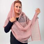 اسم مدل: شال کریشه گوچی جنس پارچه: ژاکارد سایزبندی: Free Size (فری‌سایز) رنگ‌بندی: صورتی، سبزآبی، آبی تیره، سبز، ذغالی، طوسی تیره، صدری، مشکی قد کار: حدود 206 سانتی‌متر قد مدل: 170 سانتی‌متر