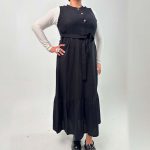 اسم مدل: سارافون رنگی جنس پارچه: نخی سایزبندی: ۳۸ تا ۴۶ رنگبندی: مشکی، گلبهی قدکار: ۱۳۰ سانت قد مدل: ۱۷۰ سانت سایز مدل: ۵۰