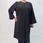اسم مدل: مانتو مجلسی خورشید جنس پارچه: شانتون سایزبندی: 38 تا 52 رنگ‌بندی: مشکی قد کار: حدود 102 سانتی‌متر قد مدل: 170 سانتی‌متر دسته‌بندی: سایزبزرگ