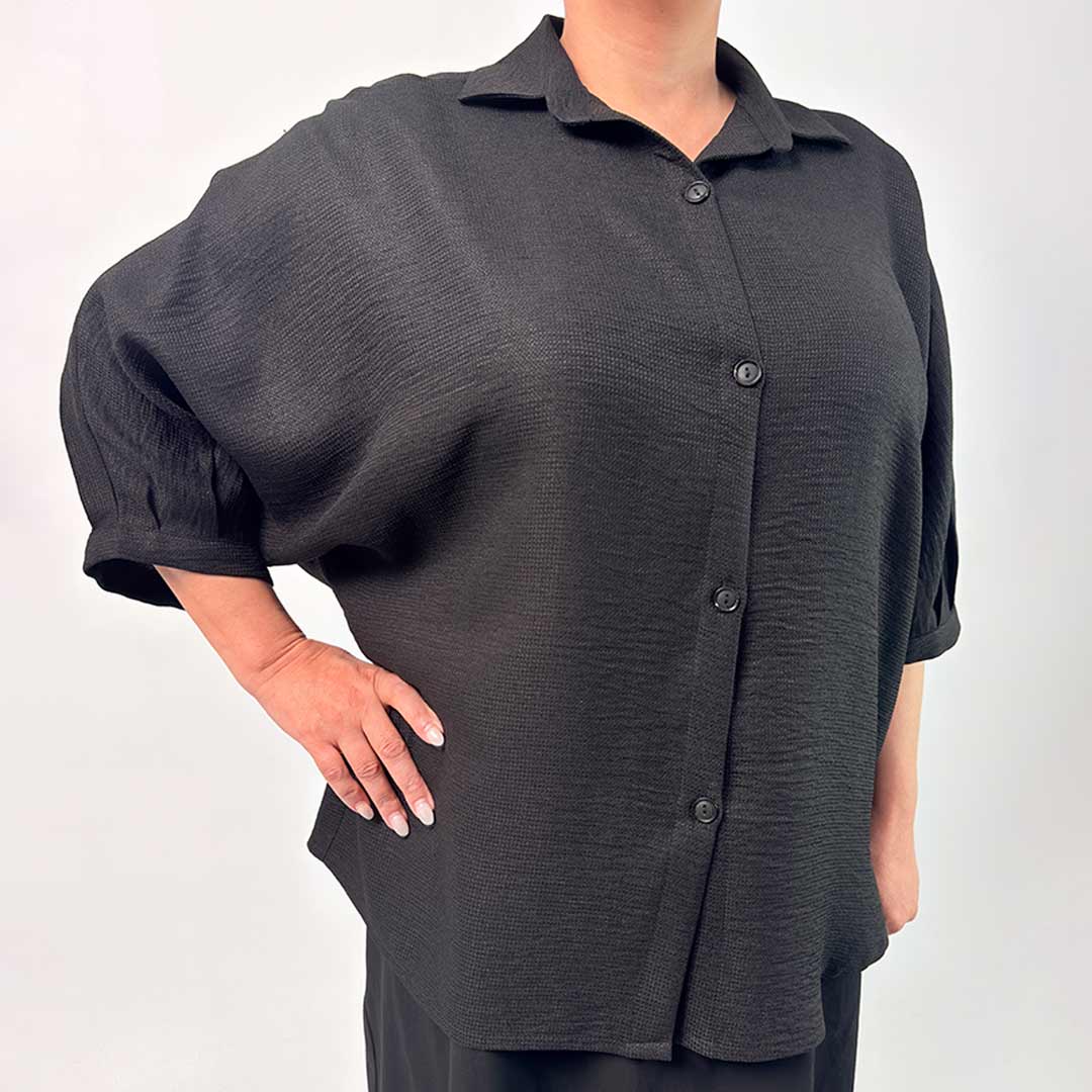 اصلی اسم مدل: شومیز جنس پارچه: شانتون سایزبندی: Free Size (40 تا 60) رنگبندی: مشکی قد کار: حدود 77 سانتیمتر قد مدل: 170 سانتیمتر دستهبندی: سایزبزرگ
