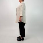 اسم مدل: یشومیز سایز بزرگ  جنس پارچه: پارچه زیپی سایزبندی: 38 تا 52 رنگ‌بندی: مشکی، سبز، سرمه‌ای، استخوانی، قهوه‌ای قد کار: حدود 85 سانتی‌متر قد مدل: 170 سانتی‌متردسته‌بندی: سایزبزرگ