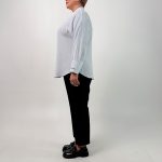 اسم مدل: شومیز مرسی جنس پارچه: لینن سایزبندی: 40 تا 50 رنگ‌بندی: مشکی، سورمه ای، زرد، آبی، صورتی قد کار: حدود 71 تا 74 سانتی‌متر قد مدل: 170 سانتی‌متر دسته‌بندی: سایزبزرگ