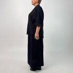 اسم مدل: شومیز جنس پارچه: شانتون سایزبندی: Free Size (40 تا 60) رنگ‌بندی: مشکی قد کار: حدود 77 سانتی‌متر قد مدل: 170 سانتی‌متر دسته‌بندی: سایزبزرگ