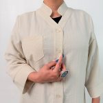 اسم مدل: یشومیز سایز بزرگ  جنس پارچه: پارچه زیپی سایزبندی: 38 تا 52 رنگ‌بندی: مشکی، سبز، سرمه‌ای، استخوانی، قهوه‌ای قد کار: حدود 85 سانتی‌متر قد مدل: 170 سانتی‌متردسته‌بندی: سایزبزرگ