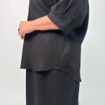 اسم مدل: شومیز جنس پارچه: شانتون سایزبندی: Free Size (40 تا 60) رنگ‌بندی: مشکی قد کار: حدود 77 سانتی‌متر قد مدل: 170 سانتی‌متر دسته‌بندی: سایزبزرگ