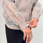 اسم مدل: شومیز مجلسی جنس پارچه: سیلک سایزبندی: 38 تا 58 (Free Size) رنگ‌بندی: سبز، سفید، آبی، طوسی، مشکی قد کار: حدود 64 سانتی‌متر قد مدل: 170 سانتی‌متر دسته‌بندی: سایزبزرگ