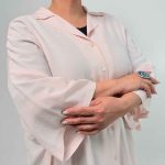 اسم مدل: شومیزمجلسی جنس پارچه: ویسکوز سایزبندی: ۳۶ تا ۴۴ رنگ‌بندی: گلبهی، صورتی قد کار: ۶۸ سانت سایز مدل: ۵۲ قد مدل: ۱۷۰ سانت