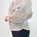 اسم مدل: شومیز مجلسی جنس پارچه: سیلک سایزبندی: 38 تا 58 (Free Size) رنگ‌بندی: سبز، سفید، آبی، طوسی، مشکی قد کار: حدود 64 سانتی‌متر قد مدل: 170 سانتی‌متر دسته‌بندی: سایزبزرگ