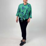 اسم مدل: بلوز کره‌ای جنس پارچه: ویسکوز سایزبندی: ۴۰ تا ۴۸ رنگ‌بندی: سبز، آبی قد کار: ۶۶ تا ۶۷ سانت سایز مدل: ۵۲ قد مدل: ۱۷۰ سانت