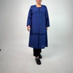 اسم مدل: مانتو جنس پارچه: بابوس سایزبندی: ۴۰ تا ۵۰ رنگ‌بندی: کرم، سبز، طوسی، آبی تیره، مشکی قد کار: ۱۱۵ سانت قد مدل: ۱۷۰ سانت