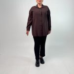 اسم مدل: شومیز پری جنس پارچه: نخ سایزبندی: ۴۰ تا ۶۰ رنگ‌بندی: مشکی، قهوه‌ای، صورتی قد کار: ۷۶ تا ۷۷ سانت قد مدل: ۱۷۰ سانت دسته‌بندی: سایز بزرگ