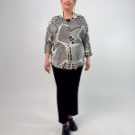 اسم مدل: شومیز طرحدار جنس پارچه: ساتن سایزبندی: ۳۸ تا ۵۴ (فری‌سایز) رنگ‌بندی: طلایی، آبی، صورتی، قهوه‌ای، طوسی تیره، طوسی روشن، سبز، مشکی قرمز، مشکی قهوه‌ای، مشکی سفید، مشکی طوسی، پیچازی، سفید سورمه‌ای قد کار: ۷۹ سانت قد مدل: ۱۷۰ cm دسته‌بندی: سایز بزرگ