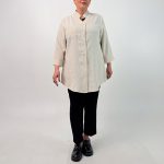 اسم مدل: یشومیز سایز بزرگ  جنس پارچه: پارچه زیپی سایزبندی: 38 تا 52 رنگ‌بندی: مشکی، سبز، سرمه‌ای، استخوانی، قهوه‌ای قد کار: حدود 85 سانتی‌متر قد مدل: 170 سانتی‌متردسته‌بندی: سایزبزرگ