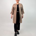 اسم مدل: مانتو مجلسی جنس پارچه: ژاکارد سایزبندی: فری سایز (38 تا 46) رنگ‌بندی: سبز، کرم، قهوه‌ای، مشکی قد کار: حدود 97 سانتی‌متر قد مدل: 170 سانتی‌متر دسته‌بندی: سایزبزرگ