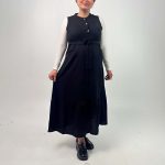 اسم مدل: سارافون رنگی جنس پارچه: نخی سایزبندی: ۳۸ تا ۴۶ رنگبندی: مشکی، گلبهی قدکار: ۱۳۰ سانت قد مدل: ۱۷۰ سانت سایز مدل: ۵۰
