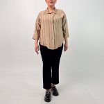 اسم مدل: شومیز سایز بزرگ  جنس پارچه: لینن سایزبندی: 38 تا 52 رنگ‌بندی: مشکی، کرم روشن، سبز، کرم تیره قد کار: حدود 72 سانتی‌متر قد مدل: 170 سانتی‌متر دسته‌بندی: سایزبزرگ