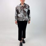 اسم مدل: شومیز ایتالیایی جنس پارچه: لینن سایزبندی: فری سایز (Free Size)، مناسب 38 تا 52 رنگ‌بندی: سبز، طوسی، کرم روشن ق د کار: حدود 70 سانتی‌متر قد مدل: 170 سانتی‌متر دسته‌بندی: سایزبزرگ