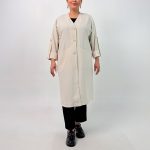 اسم مدل: مانتو یسایز بزرگ جنس پارچه:  لینن زیپی سایزبندی: 38 تا 56 رنگ‌بندی: مشکی، سبز، کرم تیره، کرم روشن، سرمه‌ای قد کار: حدود 106 سانتی‌متر قد مدل: 170 سانتی‌متر دسته‌بندی: سایزبزرگ