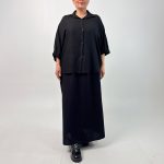 اسم مدل: شومیز جنس پارچه: شانتون سایزبندی: Free Size (40 تا 60) رنگ‌بندی: مشکی قد کار: حدود 77 سانتی‌متر قد مدل: 170 سانتی‌متر دسته‌بندی: سایزبزرگ