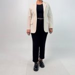 اسم مدل: کت لینن تک دکمه جنس پارچه: لینن سایزبندی: 38 تا 46 رنگ‌بندی: مشکی، قهوه‌ای، آبی، کرم قد کار: حدود 70 سانتی‌متر قد مدل: 170 سانتی‌متر