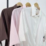 اسم مدل: شومیز نگین‌دار گره‌ای جنس پارچه: سیلک سایزبندی: 38 تا 50 رنگ‌بندی: قهوه‌ای روشن، قهوه‌ای تیره، صورتی، سفید قد کار: حدود 55 سانتی‌متر قد مدل: 170 سانتی‌متر دسته‌بندی: سایزبزرگ