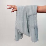 اسم مدل: شال کریشه گوچی جنس پارچه: ژاکارد سایزبندی: Free Size (فری‌سایز) رنگ‌بندی: صورتی، سبزآبی، آبی تیره، سبز، ذغالی، طوسی تیره، صدری، مشکی قد کار: حدود 206 سانتی‌متر قد مدل: 170 سانتی‌متر