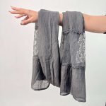 اسم مدل: شال کریشه گوچی جنس پارچه: ژاکارد سایزبندی: Free Size (فری‌سایز) رنگ‌بندی: صورتی، سبزآبی، آبی تیره، سبز، ذغالی، طوسی تیره، صدری، مشکی قد کار: حدود 206 سانتی‌متر قد مدل: 170 سانتی‌متر
