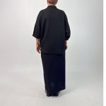 اسم مدل: شومیز جنس پارچه: شانتون سایزبندی: Free Size (40 تا 60) رنگ‌بندی: مشکی قد کار: حدود 77 سانتی‌متر قد مدل: 170 سانتی‌متر دسته‌بندی: سایزبزرگ