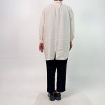 اسم مدل: شومیز یقه مردانه ساده جنس پارچه: میکرو سایزبندی: ۴۲ تا ۶۲ رنگ‌بندی: سبز تیره، مشکی، کاربنی، کرم، بنفش قد کار: ۸۷ سانتی‌متر سایز مدل: ۵۲ قد مدل: ۱۷۰ سانتی‌متر سایز بزرگ