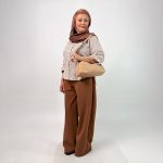 اسم مدل: شومیز هندی یقه مردانه جنس پارچه: لینن هندی سایزبندی: فری سایز (Free Size)، 38 تا 54 رنگ‌بندی: کرم، قهوه‌ای، سبز قد کار: حدود 70 سانتی‌متر قد مدل: 170 سانتی‌متر دسته‌بندی: سایزبزرگ