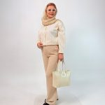 اسم مدل: شومیز لینن راه راه جنس پارچه: لینن سایزبندی: فری سایز (Free Size)، 38 تا 54 رنگ‌بندی: آبی، سفید، کرم قد کار: حدود 77 سانتی‌متر قد مدل: 170 سانتی‌متر دسته‌بندی: سایزبزرگ