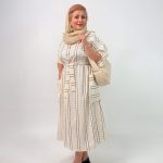 اسم مدل: پیراهن زنانه جنس پارچه: لینن سایزبندی: فری سایز (Free Size)، 38 تا 54 رنگ‌بندی: کرم، آبی، سفید قد کار: حدود 120 سانتی‌متر قد مدل: 170 سانتی‌متر دسته‌بندی: سایزبزرگ