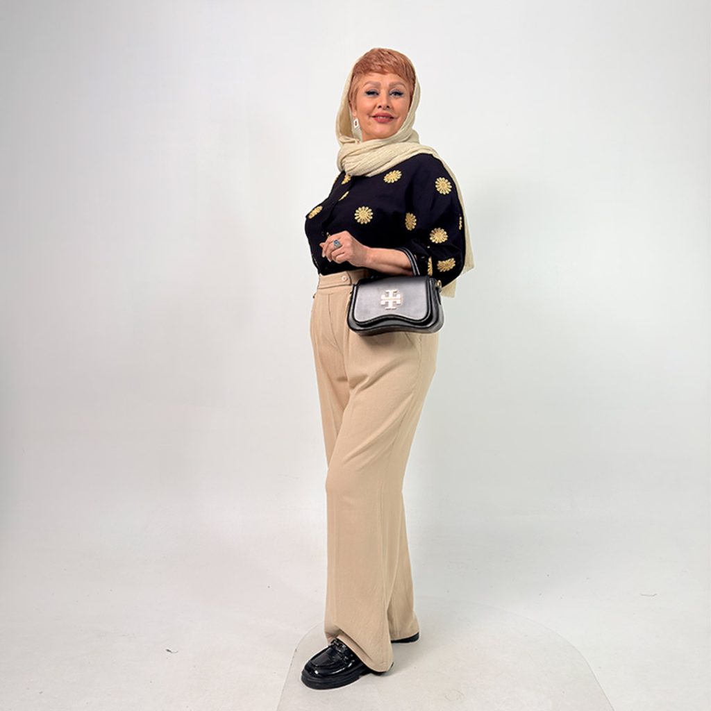 اسم مدل: شومیز سوزن دوزی جنس پارچه: کرسپو سایزبندی: 44 تا 48 رنگ‌بندی: مشکی، سفید قد کار: حدود 80 سانتی‌متر قد مدل: 170 سانتی‌متر دسته‌بندی: سایزبزرگ