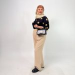 اسم مدل: شومیز سوزن دوزی جنس پارچه: کرسپو سایزبندی: 44 تا 48 رنگ‌بندی: مشکی، سفید قد کار: حدود 80 سانتی‌متر قد مدل: 170 سانتی‌متر دسته‌بندی: سایزبزرگ