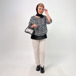 اسم مدل: شومیزمجلسی  جنس پارچه: حریر سایزبندی: 38 تا 50 رنگ‌بندی: مشکی هندسی، مشکی زرد، مشکی گره، مشکی طرح برگ قد کار: حدود 65 سانتی‌متر قد مدل: 170 سانتی‌متر دسته‌بندی: سایزبزرگ