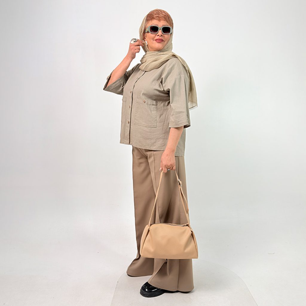 اسم مدل: شومیز آستین سه ربع جنس پارچه: لینن سایزبندی: 38 تا 52 (Free Size) رنگ‌بندی: سبز، کرم تیره، کرم روشن، سورمه‌ای، آبی، سفید، مشکی قد کار: حدود 70 سانتی‌متر قد مدل: 170 سانتی‌متر دسته‌بندی: سایزبزرگ