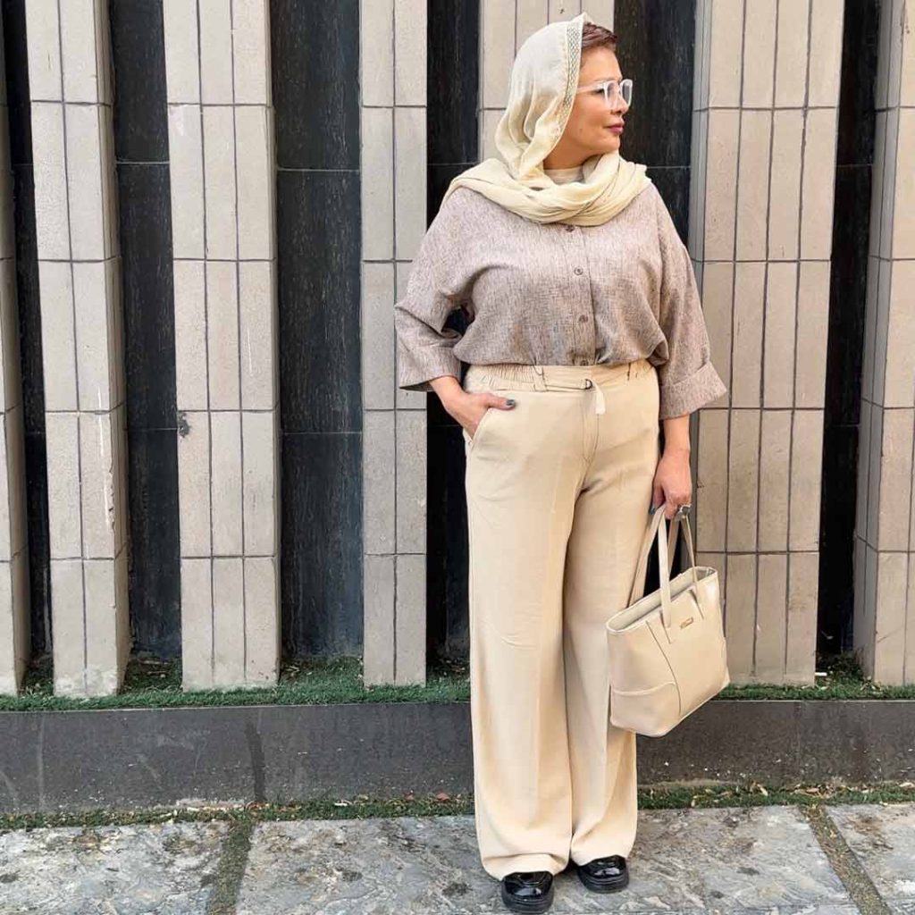 سم مدل: شومیزسایز بزرگ جنس پارچه: لینن شانتون سایزبندی: 36 تا 56 (Free Size) رنگ‌بندی: ذغالی، سورمه‌ای، قهوه‌ای قد کار: حدود 74 سانتی‌متر قد مدل: 170 سانتی‌متر دسته‌بندی: سایزبزرگ