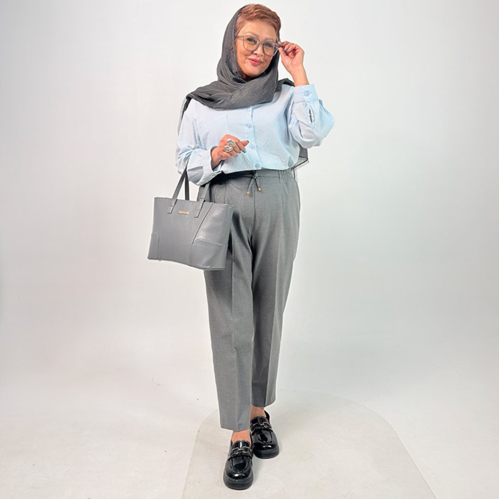 سایزبندی: M (مناسب سایز 38_40) L (مناسب سایز 42_44) XL (مناسب سایز 46_48) XXL (مناسب سایز 50_52) اسم مدل: شومیز بیسیک‌ جنس پارچه: لینن رنگ‌بندی: مشکی، سورمه‌ای، کرم، قهوه‌ای، سبز، شیری، آبی قد کار: حدود 70 سانتی‌متر قد مدل: 170 سانتی‌متر دسته‌بندی: شومیز
