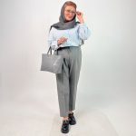 سایزبندی: M (مناسب سایز 38_40) L (مناسب سایز 42_44) XL (مناسب سایز 46_48) XXL (مناسب سایز 50_52) اسم مدل: شومیز بیسیک‌ جنس پارچه: لینن رنگ‌بندی: مشکی، سورمه‌ای، کرم، قهوه‌ای، سبز، شیری، آبی قد کار: حدود 70 سانتی‌متر قد مدل: 170 سانتی‌متر دسته‌بندی: شومیز