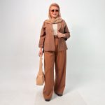 اسم مدل: کت  زنانه جیب نما جنس پارچه: شانتون سایزبندی: 40 تا 50 رنگ‌بندی: مشکی، قهوه‌ای، کرم، سبز، طوسی، سورمه‌ای قد کار: حدود 70 تا 72 سانتی‌متر قد مدل: 170 سانتی‌متر دسته‌بندی: سایزبزرگ