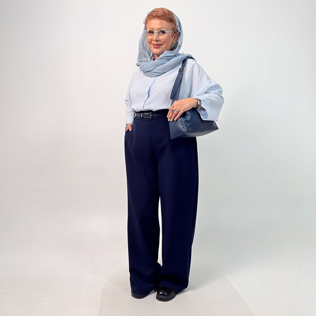 اسم مدل: شومیز راه راه جنس پارچه: لینن سایزبندی: فری سایز (38 تا 54) (Free Size) رنگ‌بندی: کرم، قهوه‌ای، سرمه‌ای، آبی، مشکی قد کار: حدود 70 سانتی‌متر قد مدل: 170 سانتی‌متر دسته‌بندی: سایزبزرگ