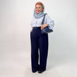 اسم مدل: شومیز راه راه جنس پارچه: لینن سایزبندی: فری سایز (38 تا 54) (Free Size) رنگ‌بندی: کرم، قهوه‌ای، سرمه‌ای، آبی، مشکی قد کار: حدود 70 سانتی‌متر قد مدل: 170 سانتی‌متر دسته‌بندی: سایزبزرگ