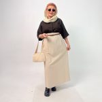 اسم مدل: شومیز جنس پارچه: لینن سایزبندی: فری سایز (36 تا 56) (Free Size) رنگ‌بندی: کرم، سرمه‌ای، قهوه‌ای، مشکی قد کار: حدود 63 سانتی‌متر قد مدل: 170 سانتی‌متر دسته‌بندی: سایزبزرگ