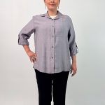 اسم مدل: شومیز سایزبزرگ یقه مردانه جنس پارچه: بابوس سایزبندی: 38 تا 54 رنگ‌بندی: صورتی، مشکی، سبز، طوسی، کاربنی قد کار: حدود 66 سانتی‌متر قد مدل: 170 سانتی‌متر دسته‌بندی: سایزبزرگ