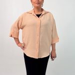 اسم مدل: شومیز سایز بزرگ جنس پارچه: لینن سایزبندی: فری سایز (38 تا 54) رنگ‌بندی: سفید، انبه‌ای، صورتی، کرم، قهوه‌ای قد کار: حدود 70 سانتی‌مت ر قد مدل: 170 سانتی‌متر دسته‌بندی: سایزبزرگ