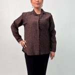 اسم مدل: شومیز پلنگی نگین دار جنس پارچه: حریر سایزبندی: 38 تا 52 رنگ‌بندی: کرم، قهوه‌ای، سرمه‌ای، طوسی قد کار: حدود 75 سانتی‌متر قد مدل: 170 سانتی‌متر دسته‌بندی: سایزبزرگ