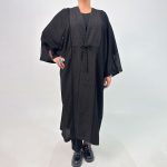 اسم مدل: مانتو عبا مشکی لیدی جنس پارچه: شانتون سایزبندی: فری سایز (Free Size)، 40 تا 70 رنگ‌بندی: مشکی قد کار: حدود 125 سانتی‌متر قد مدل: 170 سانتی‌متر دسته‌بندی: سایزبزرگ
